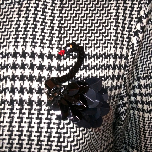 H&M Retro Style Black & White Houndstooth Sequinned Swan Brooch Sheath Dress - Picture 4 of 12